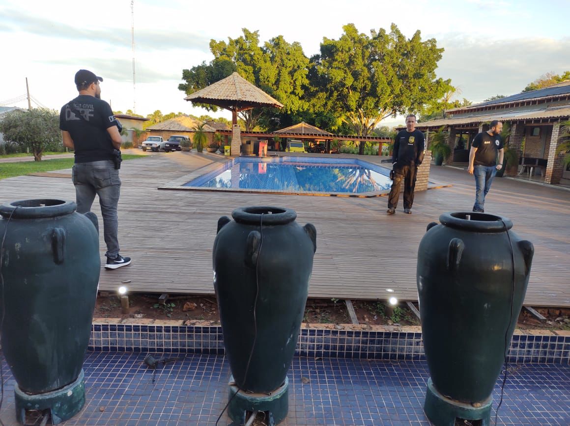 Policiais em ch&aacute;cara de luxo - Foto: Dracco/Divulga&ccedil;&atilde;o